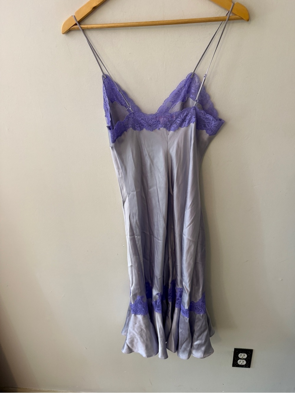 90s 100% silk Victoria's Secret Lavender Silk Slip with Purple Lace - Picture 5 of 6